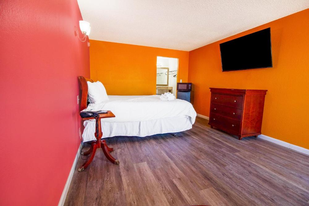 King Bed Non-Smoking interior